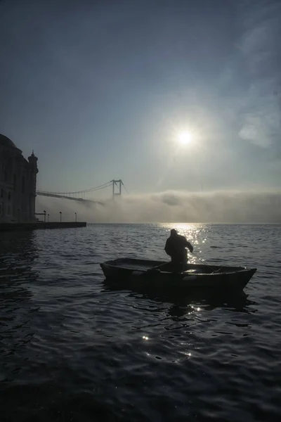 Bosphorus Bridge Ortakoy Mosque Fisherman Ködös Reggelen Isztambul Törökország — Stock Fotó