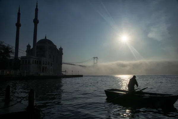 Pont Bosphore Mosquée Ortakoy Pêcheur Dans Brouillard Istanbul Turquie — Photo