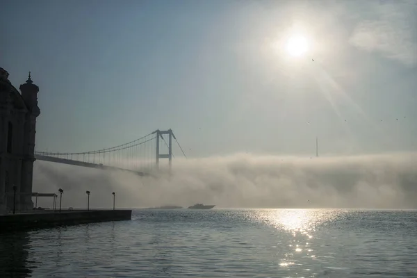 Bosphorus Bridge Speed Boat Ködös Reggelen Isztambul Törökország — Stock Fotó