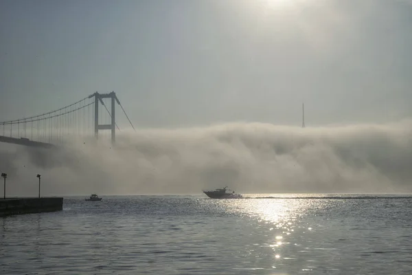 Ponte Bósforo Velocidade Barco Manhã Nebulosa Istambul Turquia — Fotografia de Stock