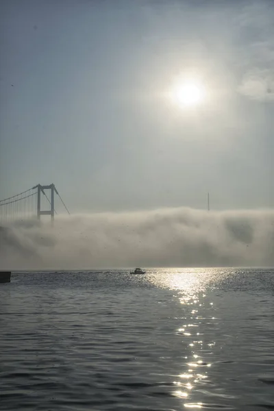 Ponte Bósforo Velocidade Barco Manhã Nebulosa Istambul Turquia — Fotografia de Stock