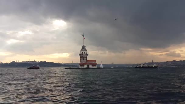 Jungfrutornet Eller Kiz Kulesi Med Flytande Turistbåtar Bosporen Istanbul — Stockvideo