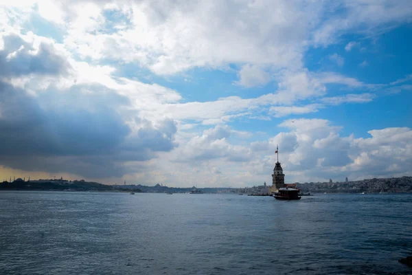 Maiden Tower Vagy Kiz Kulesi Úszó Turistahajókkal Boszporuszon Isztambulban Maiden — Stock Fotó