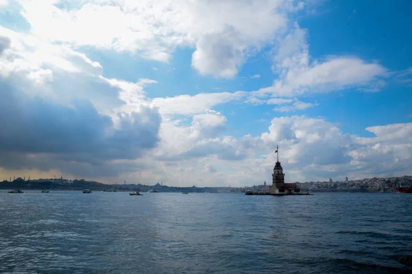 Torre Maiden Kiz Kulesi Com Barcos Turísticos Flutuantes Bósforo Istambul — Fotografia de Stock