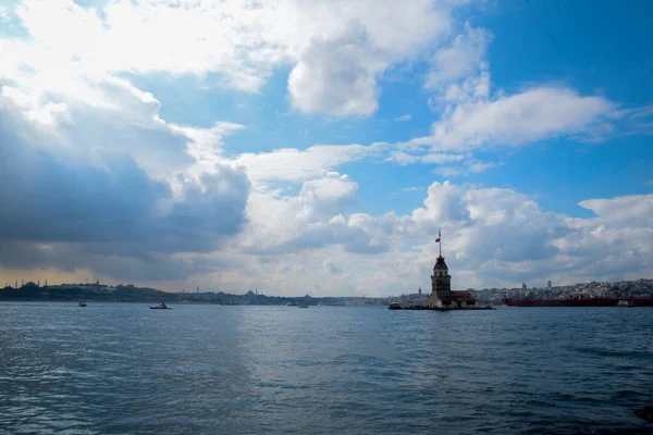 Maiden Tower Vagy Kiz Kulesi Úszó Turistahajókkal Boszporuszon Isztambulban Maiden — Stock Fotó