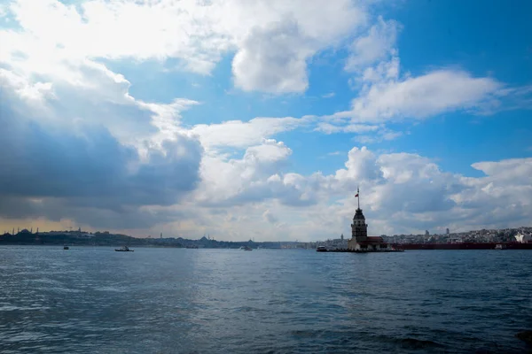 Девичья Башня Киз Кулеси Плавучими Туристическими Лодками Босфоре Стамбуле Девичья — стоковое фото