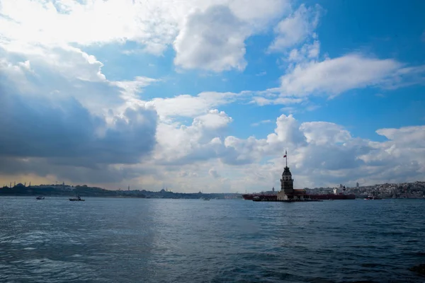 Torre Maiden Kiz Kulesi Com Barcos Turísticos Flutuantes Bósforo Istambul — Fotografia de Stock