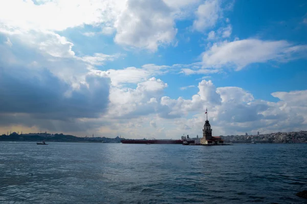 Maiden Tower Kiz Kulesi Met Drijvende Toeristische Boten Bosporus Istanbul — Stockfoto