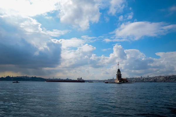 Maiden Tower Kiz Kulesi Met Drijvende Toeristische Boten Bosporus Istanbul — Stockfoto