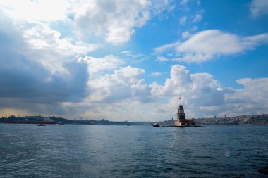 İstanbul Boğazı 'nda yüzen turist tekneli Maiden Tower veya Kiz Kulesi. İstanbul 'un tarihi işareti Bakire Kulesi