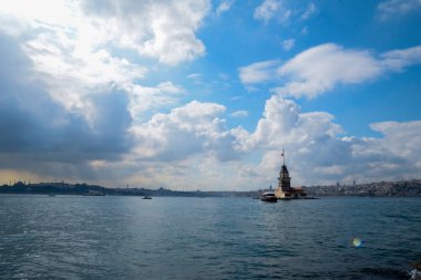 İstanbul Boğazı 'nda yüzen turist tekneli Maiden Tower veya Kiz Kulesi. İstanbul 'un tarihi işareti Bakire Kulesi