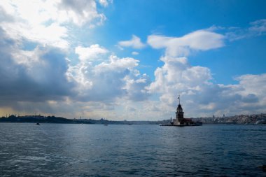 İstanbul Boğazı 'nda yüzen turist tekneli Maiden Tower veya Kiz Kulesi. İstanbul 'un tarihi işareti Bakire Kulesi