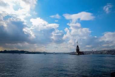İstanbul Boğazı 'nda yüzen turist tekneli Maiden Tower veya Kiz Kulesi. İstanbul 'un tarihi işareti Bakire Kulesi