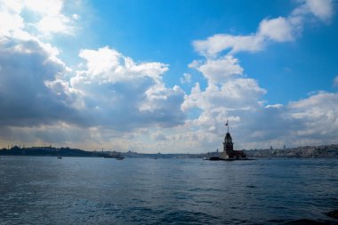İstanbul Boğazı 'nda yüzen turist tekneli Maiden Tower veya Kiz Kulesi. İstanbul 'un tarihi işareti Bakire Kulesi