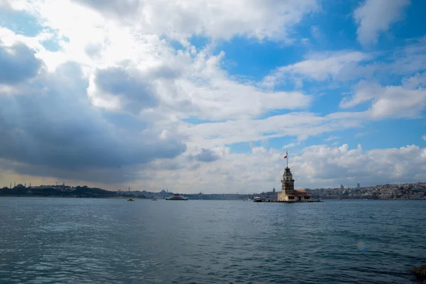 Torre Maiden Kiz Kulesi Com Barcos Turísticos Flutuantes Bósforo Istambul — Fotografia de Stock