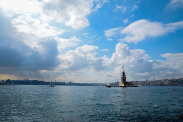 Maiden Tower Kiz Kulesi Πλωτά Τουριστικά Σκάφη Στον Βόσπορο Στην — Φωτογραφία Αρχείου