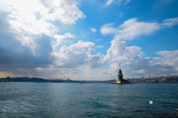 Maiden Tower Kiz Kulesi Con Barche Turistiche Galleggianti Sul Bosforo — Foto Stock