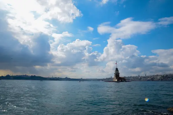 Maiden Tower Kiz Kulesi Met Drijvende Toeristische Boten Bosporus Istanbul — Stockfoto