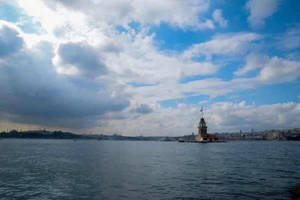 Maiden Tower Kiz Kulesi Πλωτά Τουριστικά Σκάφη Στον Βόσπορο Στην — Φωτογραφία Αρχείου