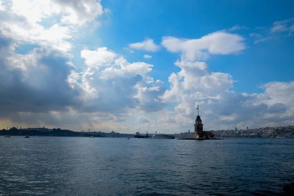 Maiden Tower Kiz Kulesi Con Barcos Turísticos Flotantes Bósforo Estambul — Foto de Stock