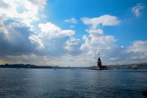 Maiden Tower Kiz Kulesi Con Barcos Turísticos Flotantes Bósforo Estambul — Foto de Stock