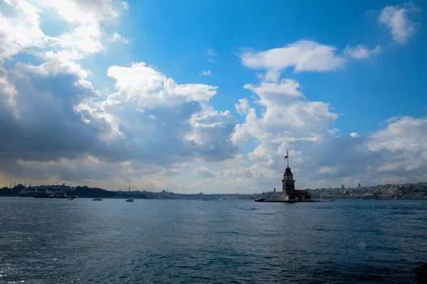 Maiden Tower Kiz Kulesi Met Drijvende Toeristische Boten Bosporus Istanbul — Stockfoto