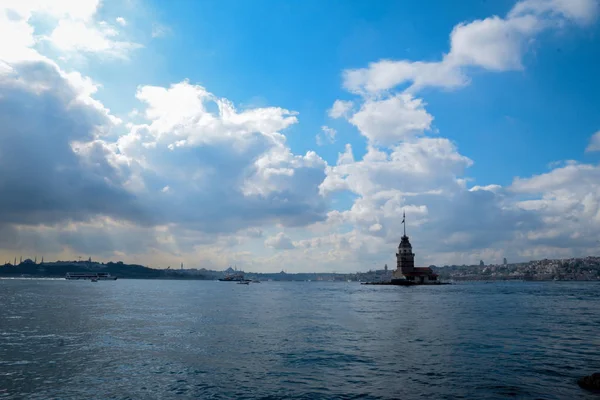 Torre Maiden Kiz Kulesi Com Barcos Turísticos Flutuantes Bósforo Istambul — Fotografia de Stock