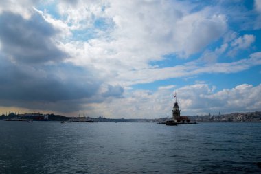 İstanbul Boğazı 'nda yüzen turist tekneli Maiden Tower veya Kiz Kulesi. İstanbul 'un tarihi işareti Bakire Kulesi
