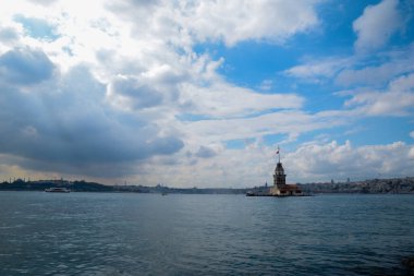 İstanbul Boğazı 'nda yüzen turist tekneli Maiden Tower veya Kiz Kulesi. İstanbul 'un tarihi işareti Bakire Kulesi