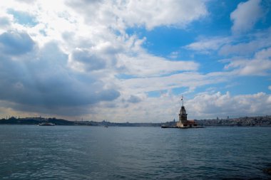 İstanbul Boğazı 'nda yüzen turist tekneli Maiden Tower veya Kiz Kulesi. İstanbul 'un tarihi işareti Bakire Kulesi