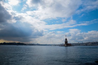 İstanbul Boğazı 'nda yüzen turist tekneli Maiden Tower veya Kiz Kulesi. İstanbul 'un tarihi işareti Bakire Kulesi
