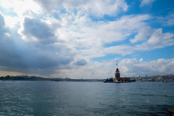 Maiden Tower Eller Kiz Kulesi Med Flytende Turistbåter Bosporos Istanbul – stockfoto