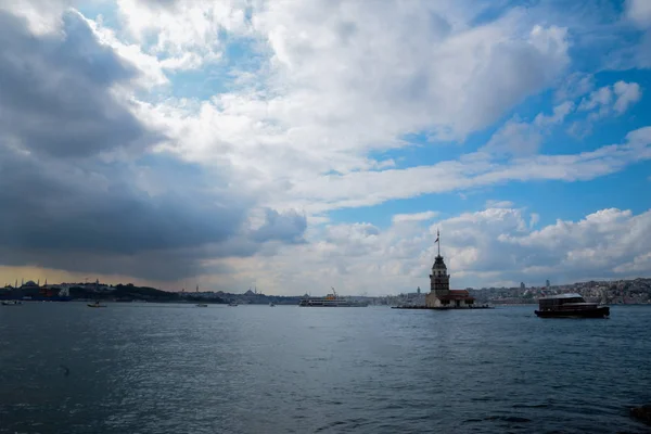 Tour Maiden Kiz Kulesi Avec Des Bateaux Tourisme Flottants Sur — Photo