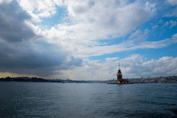 Maiden Tower Kiz Kulesi Met Drijvende Toeristische Boten Bosporus Istanbul — Stockfoto