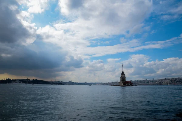 Torre Maiden Kiz Kulesi Com Barcos Turísticos Flutuantes Bósforo Istambul — Fotografia de Stock