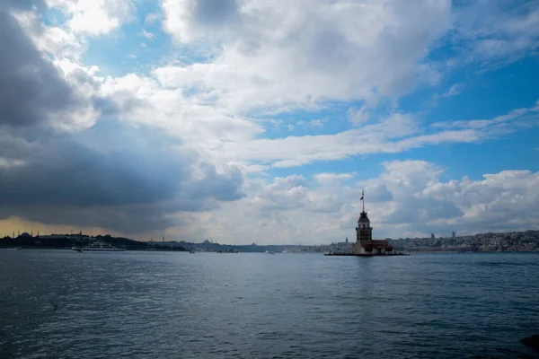 Maiden Tower Kiz Kulesi Con Barcos Turísticos Flotantes Bósforo Estambul —  Fotos de Stock