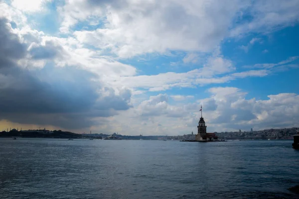 Maiden Tower Kiz Kulesi Πλωτά Τουριστικά Σκάφη Στον Βόσπορο Στην — Φωτογραφία Αρχείου