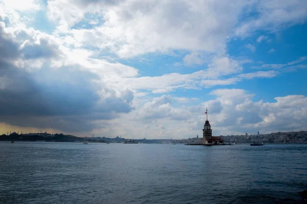 Maiden Tower Kiz Kulesi Met Drijvende Toeristische Boten Bosporus Istanbul — Stockfoto