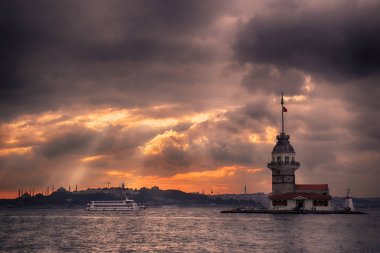 Bakire Kulesi ve İstanbul Peyzajı bulutlu bir günde değişen ışıklarla dolu. İstanbul 'da İstanbul Boğazı' nın ortasında bulunan Bakire Kulesi veya Kiz Kulesi.