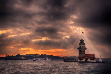 Bakire Kulesi ve İstanbul Peyzajı bulutlu bir günde değişen ışıklarla dolu. İstanbul 'da İstanbul Boğazı' nın ortasında bulunan Bakire Kulesi veya Kiz Kulesi.