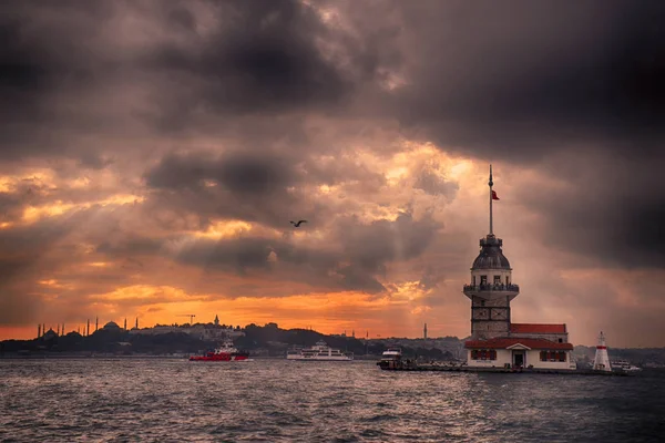 Bakire Kulesi ve İstanbul Peyzajı bulutlu bir günde değişen ışıklarla dolu. İstanbul 'da İstanbul Boğazı' nın ortasında bulunan Bakire Kulesi veya Kiz Kulesi.