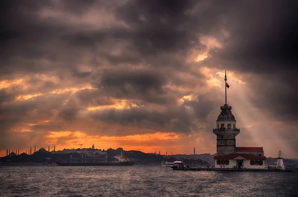 Maiden Tower Και Istanbul Landscape Μια Συννεφιασμένη Μέρα Φώτα Πύργος — Φωτογραφία Αρχείου