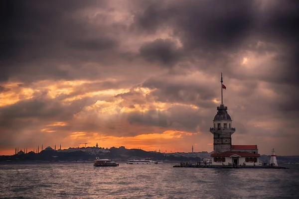 Maiden Tower Istambul Landscape Dia Nublado Com Luzes Mudança Torre — Fotografia de Stock