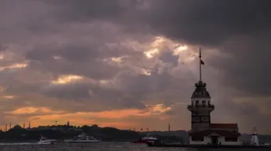 Bulutlu bir günde, Maiden 's Tower ve İstanbul Peyzaj' ın değişen ışıklarla dolu zamanlanmış videosu
