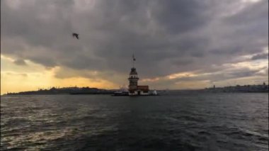 Bulutlu bir günde, Maiden 's Tower ve İstanbul Peyzaj' ın değişen ışıklarla dolu zamanlanmış videosu