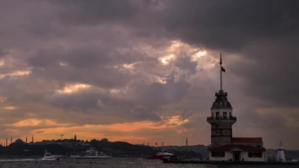 変化する光と曇りの日の乙女の塔とイスタンブールの風景のタイムラプスビデオ — ストック動画