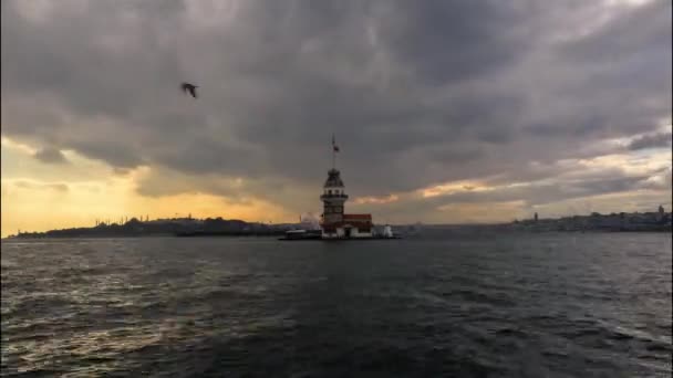 変化する光と曇りの日の乙女の塔とイスタンブールの風景のタイムラプスビデオ — ストック動画