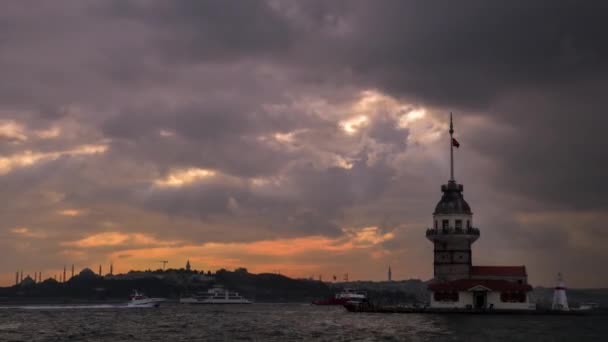 多云的日子里 随着灯光的变化 梅登塔和伊斯坦布尔景观的时间流逝视频 — 图库视频影像