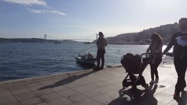 Vídeo Tomado Marzo 2020 Atrás Del Hombre Pescando Solo Hermoso — Vídeos de Stock