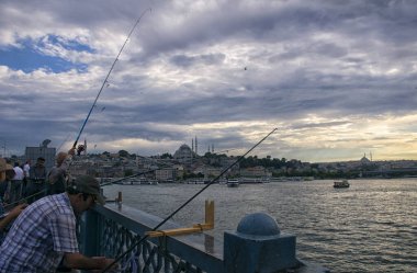 Kancaların arka planında Süleyman Camii var. Galata Köprüsü 'ndeki balıkçılar, 28 Haziran' da İstanbul 'da balıkçılık yapan balıkçılar. Türkiye 'de 2018